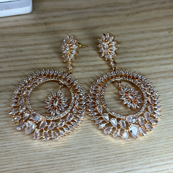 Cz Circle Middle Flower - Picture 1 of 1